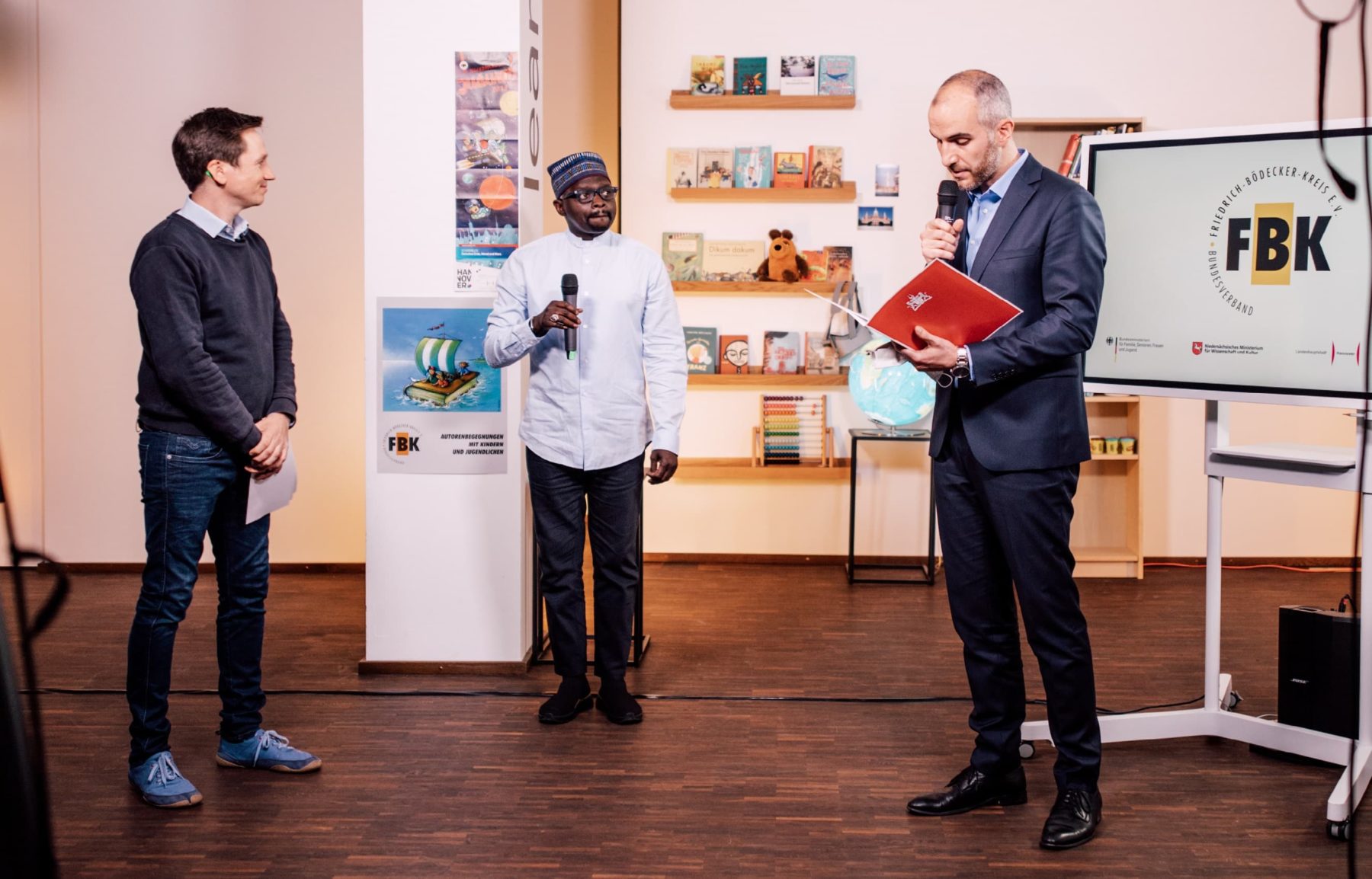 Johannes Büchs (Moderator), Ibrahima Ndiaye (Preisträger 2020) und Belit Onay (Oberbürgermeister der Stadt Hannover) Foto: B&B. Markenagentur